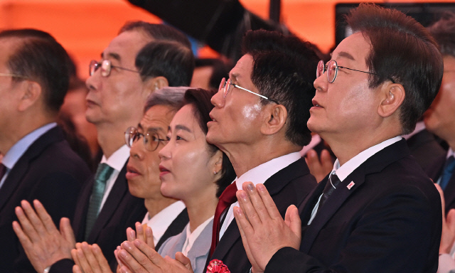 부처님오신날을 맞은 지난 5일 서울 종로구 조계사 대웅전 앞에서 열린 부처님 오신날 봉축법요식에서 대선후보들이 참석해 있다. 앞줄 오른쪽부터 이재명 더불어민주당 이재명 대선 후보, 김문수 국민의힘 김문수 대선 후보, 김재연 진보당 김재연 대선 후보, 권영국 정의당 대선 후보, 무소속 한덕수 대선 예비후보. [대통령실사진기자단]